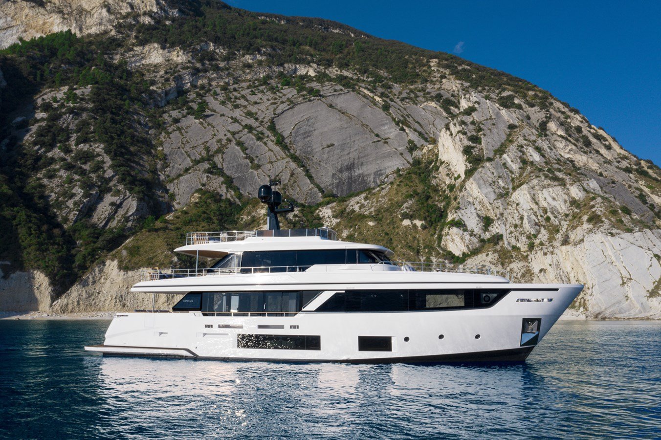 STUNNING CUSTOM LINE 30 NAVETTA YACHT FOR SALE | MY