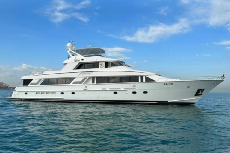 HATTERAS WILDE WHALE TRI-DECK Motor Yacht for sale, Year 1993, new on the market ready for direct Delivery Location: Dubai – Asking Price: ($2,900,000 USD EST.) €2,681,833 EUR