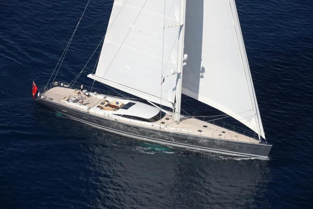 Imagen exterior del yate de vela danés Holland Jachtbouw MIRASOL 147 en venta que muestra su perfil de navegación clásico, elegantes líneas de casco y amplias áreas de cubierta abierta.