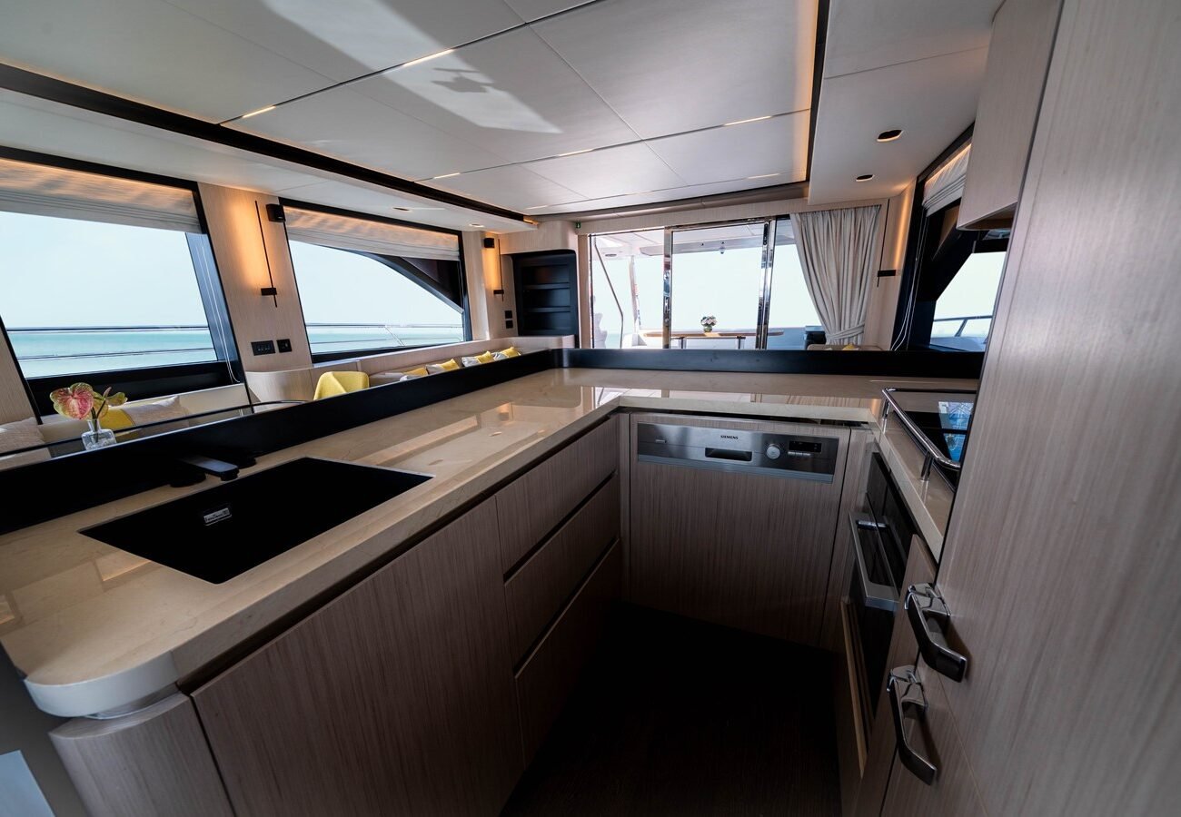 MAJESTY 72 YACHT FOR SALE | INTERIOR (3)