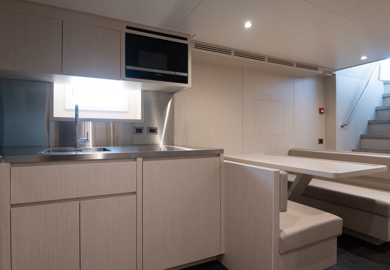 NOMAD 101 YACHT FOR SALE | INTERIOR (14)