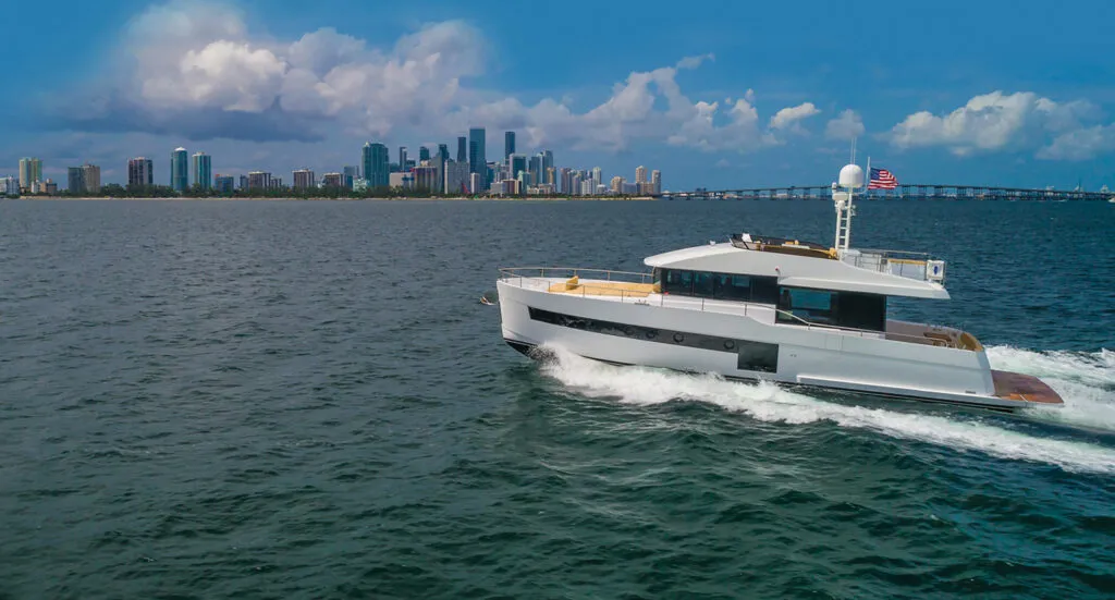 SUNDECK 620 YACHT HOVEDBILDE