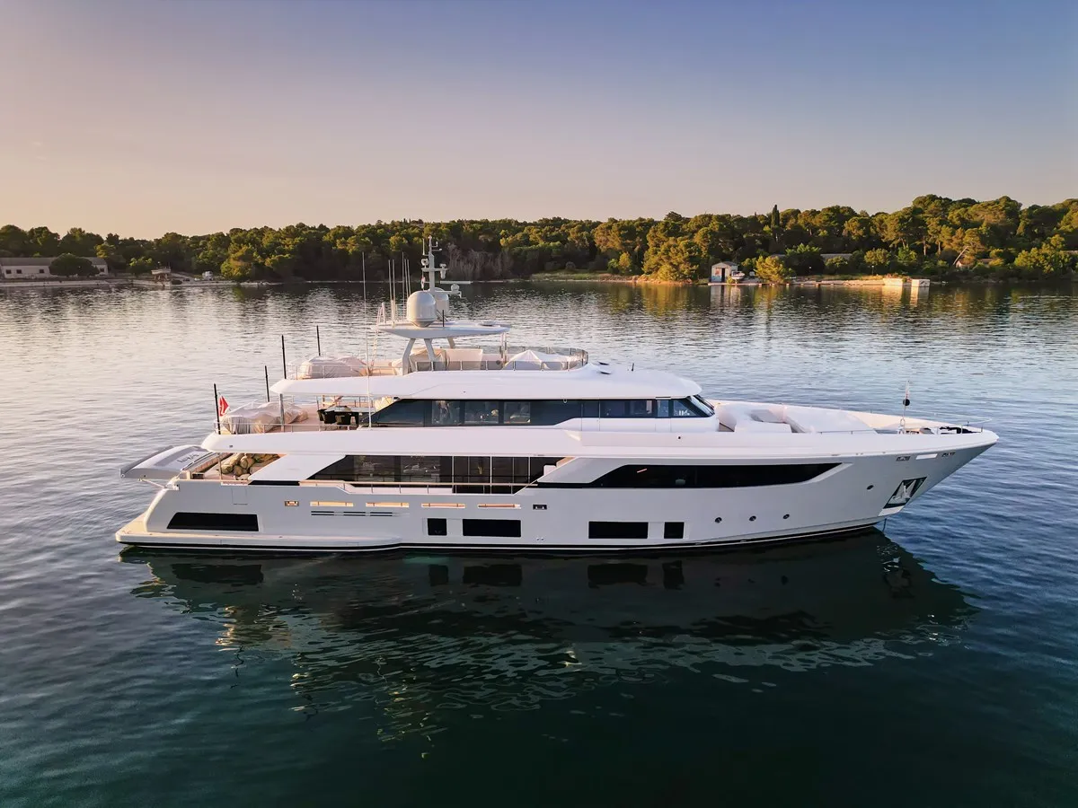 CUSTOM LINE NAVETTA 37 SOKNY YACHT IN VENDITA ESTERNO 1
