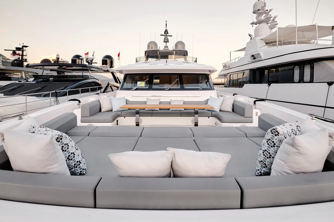 CUSTOM LINE NAVETTA 37 SOKNY YACHT IN VENDITA ESTERNO 4