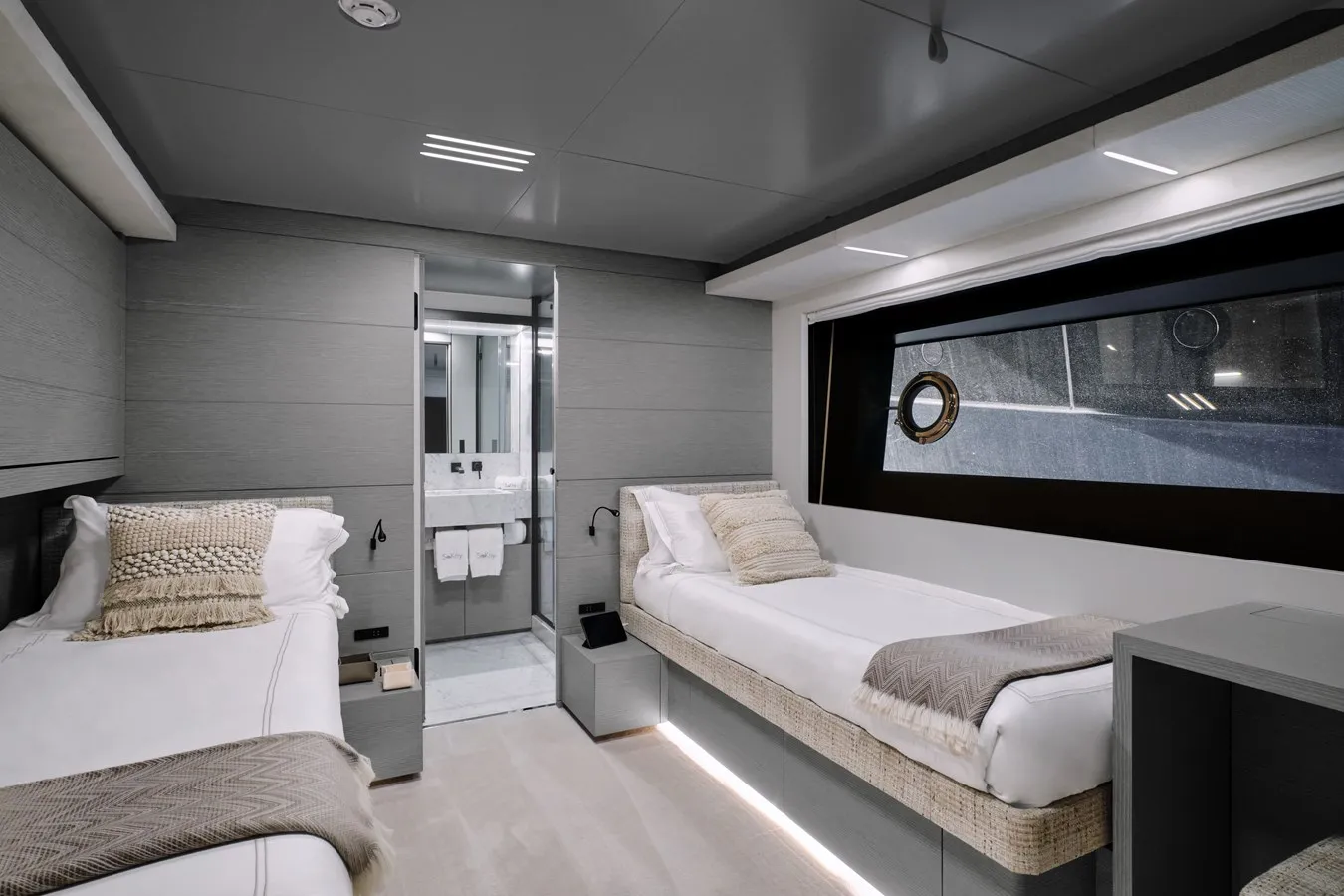 CUSTOM LINE NAVETTA 37 SOKNY YACHT IN VENDITA INTERNI 8