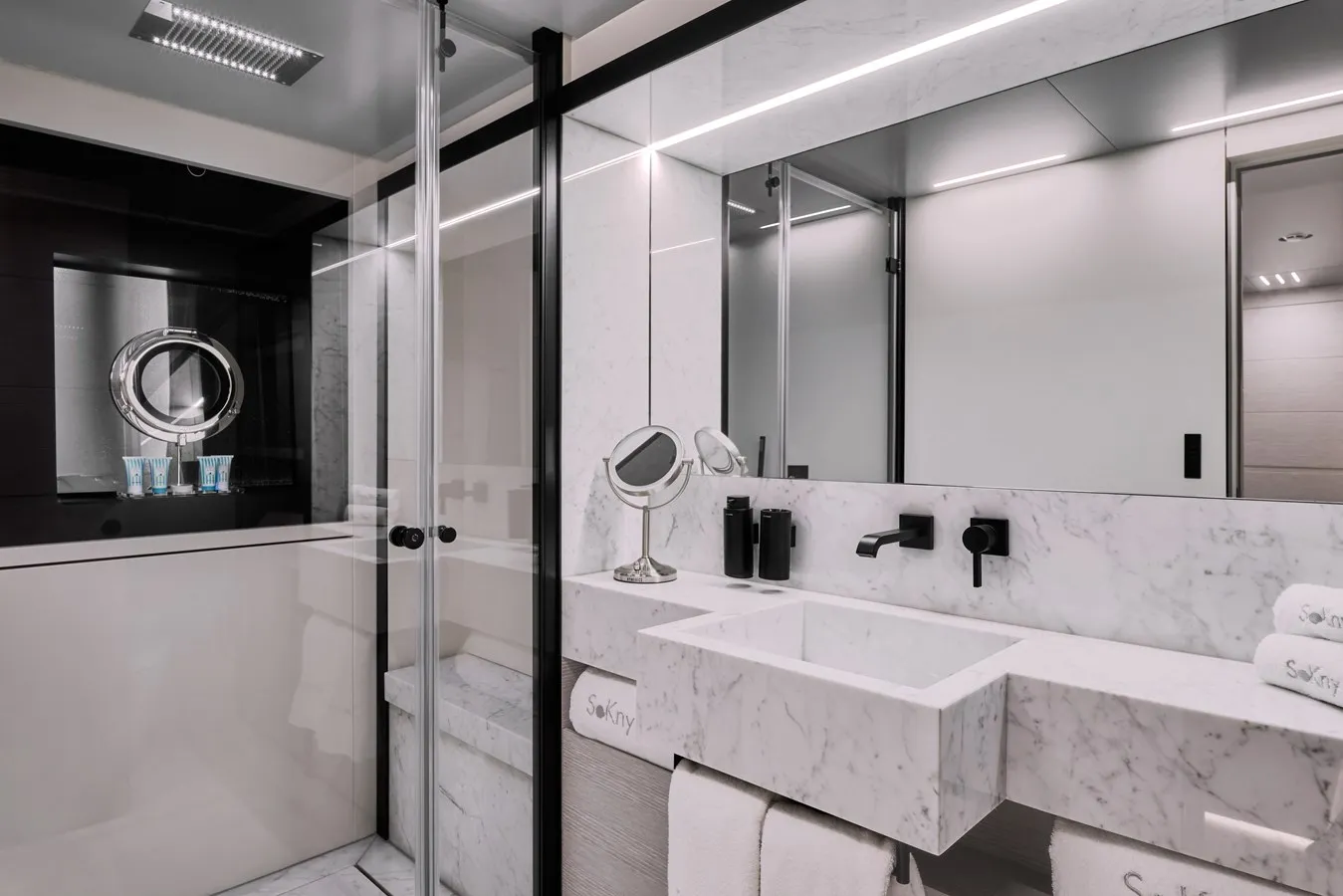 CUSTOM LINE NAVETTA 37 SOKNY YACHT IN VENDITA INTERNI 9