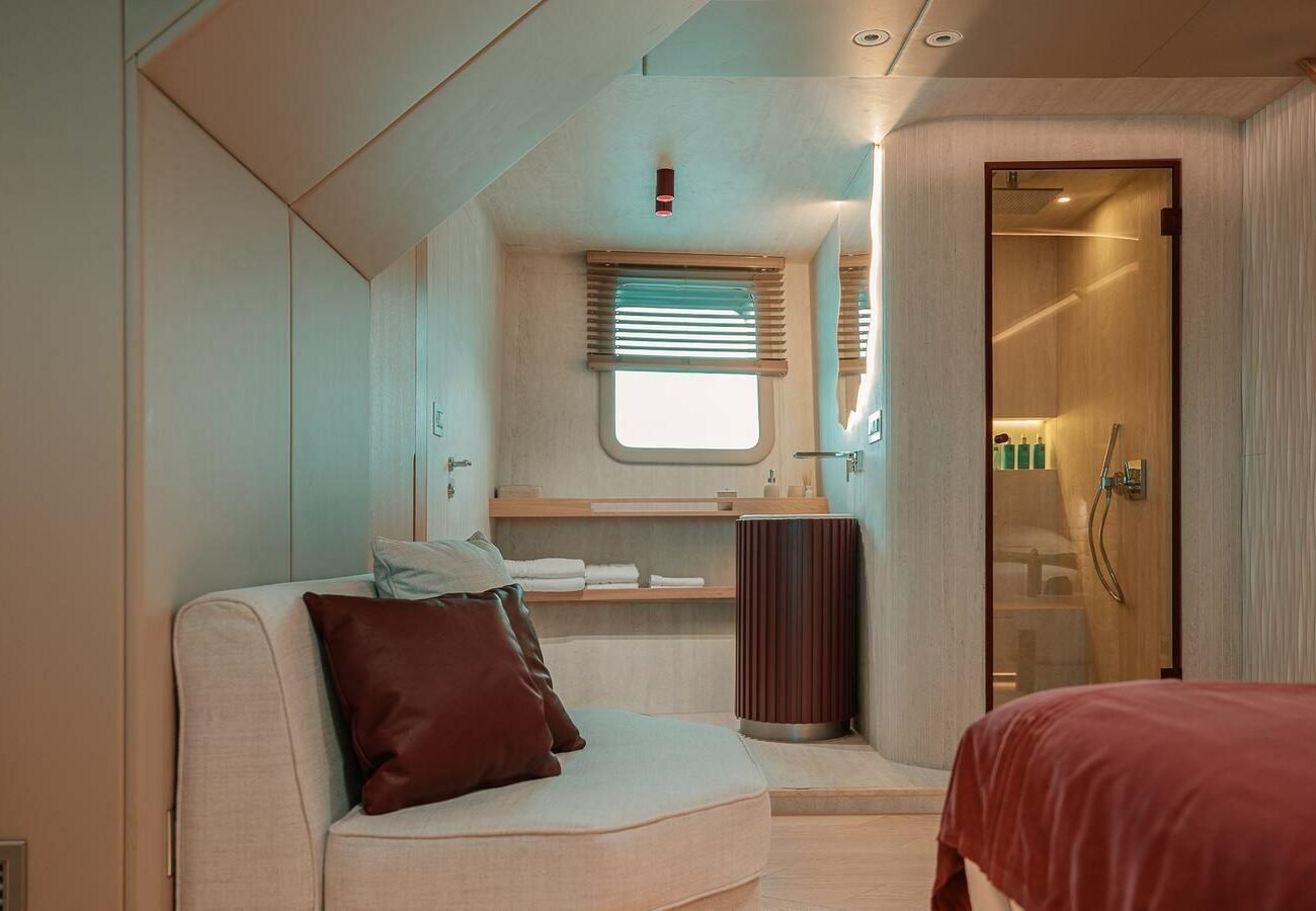 TRAMONTANA REPOSADO YACHT FOR SALE - INTERIOR