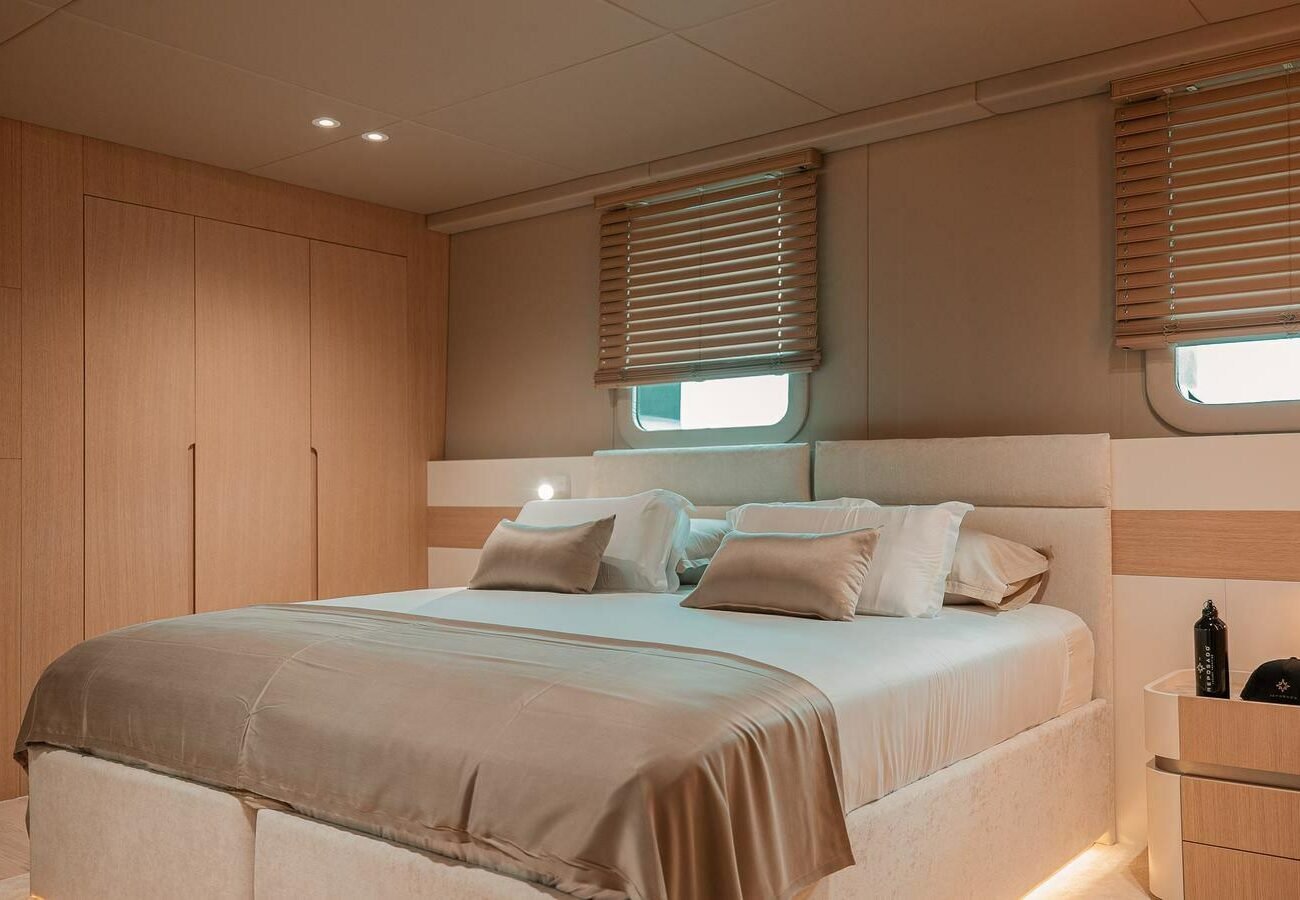 TRAMONTANA REPOSADO YACHT FOR SALE - INTERIOR