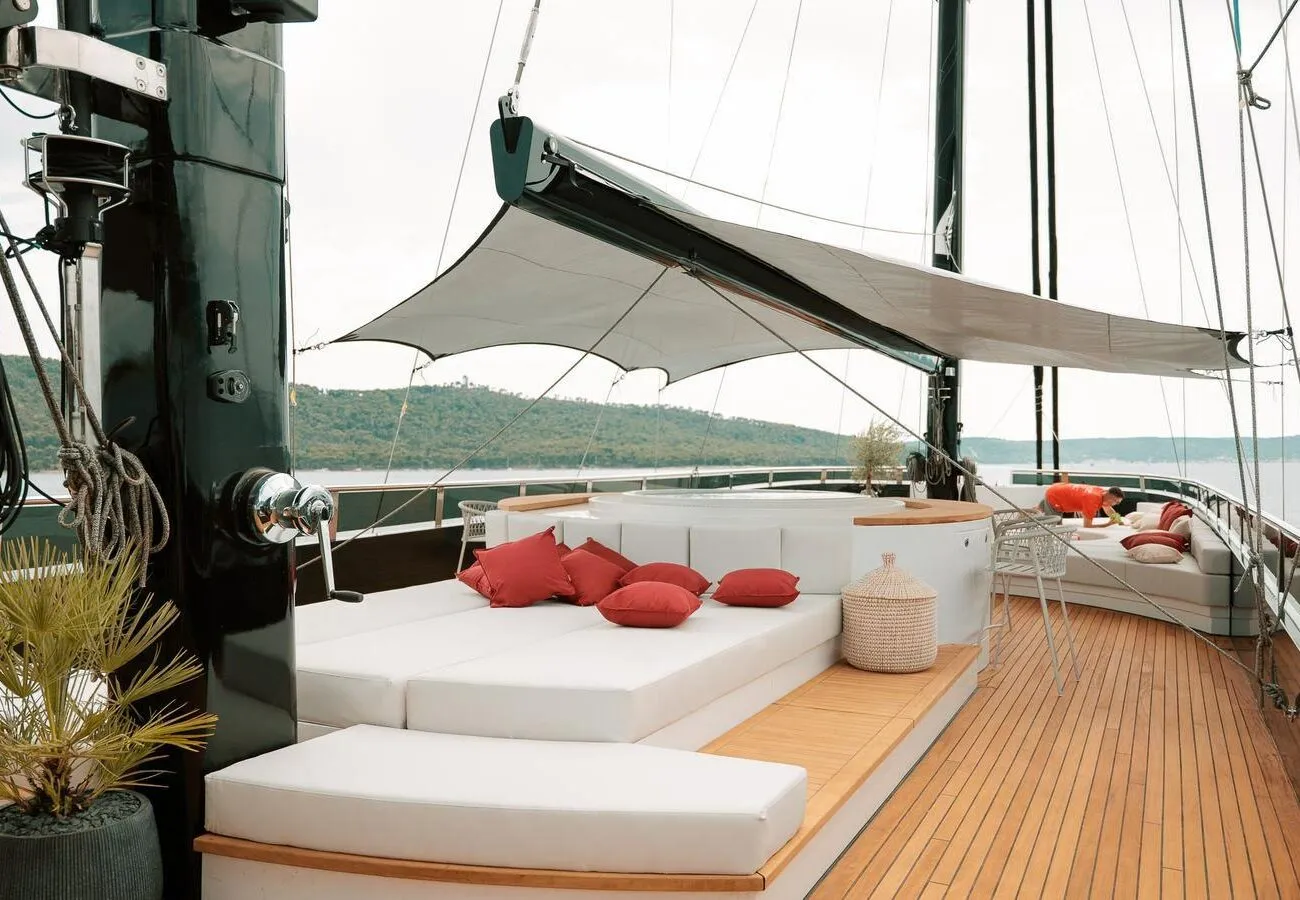 YACHT TRAMONTANA REPOSADO IN VENDITA - ESTERNI