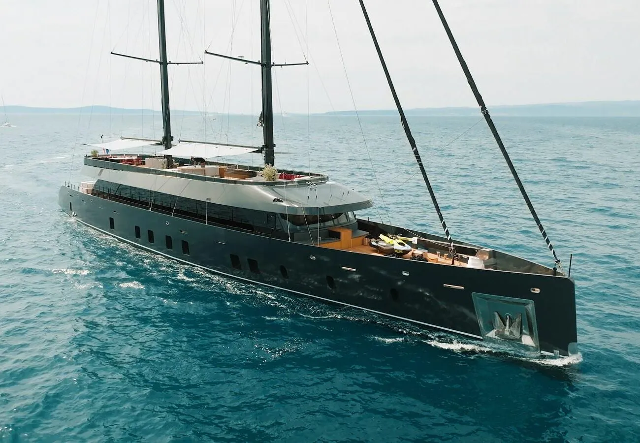 Vista esterna dello yacht a vela TRAMONTANA REPOSADO in vendita che mette in mostra il suo classico profilo da navigazione, le eleganti linee dello scafo e le ampie aree del ponte.