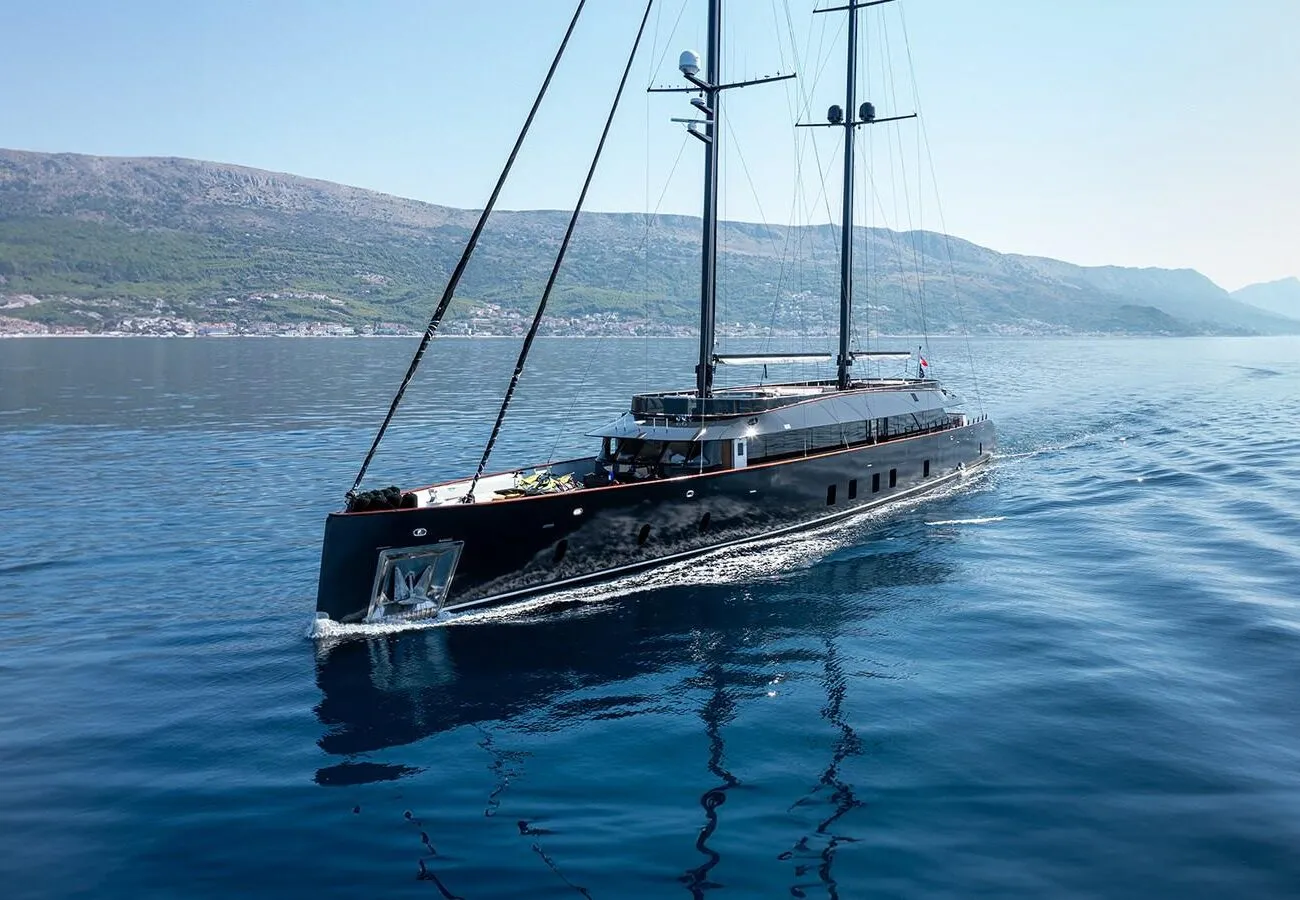 Ιστιοπλοϊκό σκάφος TRAMONTANA SCORPIOS προς πώληση, εξωτερική άποψη, που παρουσιάζει το ισχυρό προφίλ ιστιοπλοΐας του, τις κομψές γραμμές του κύτους και την εκτεταμένη διάταξη του καταστρώματος.