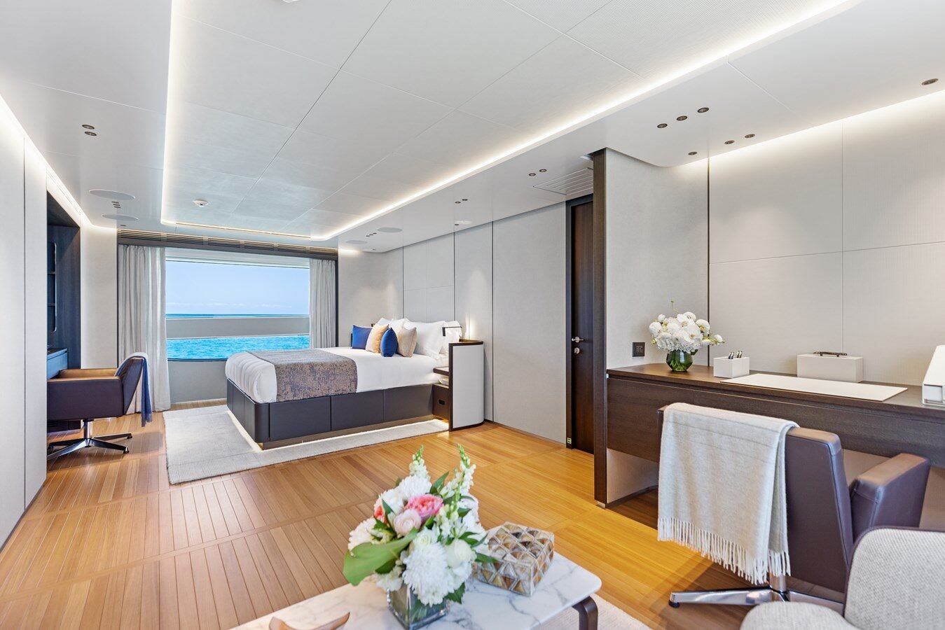 Superyacht with modern hull design