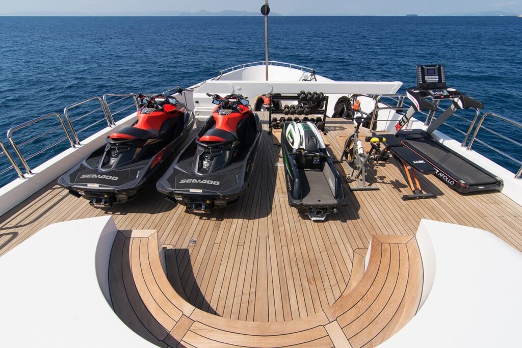 Wasserspielzeug auf dem Sonnendeck einer Luxusyacht.