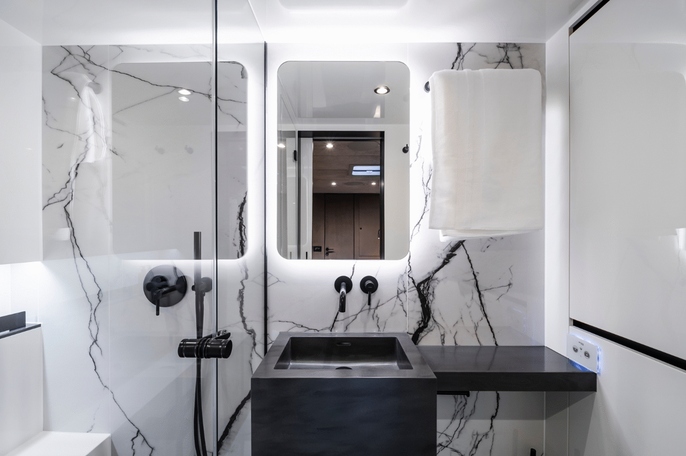 Guest twin bedroom with side lamps