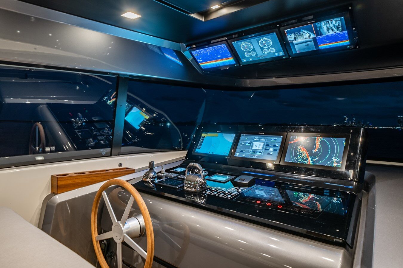 Sanlorenzo 78 Violetta – Sleek and Functional Cockpit Design