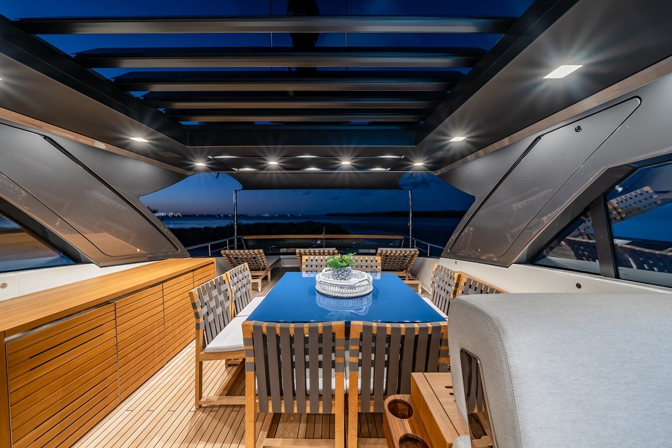 Sanlorenzo 78 Violetta – Open-Concept Dining and Lounge Setting