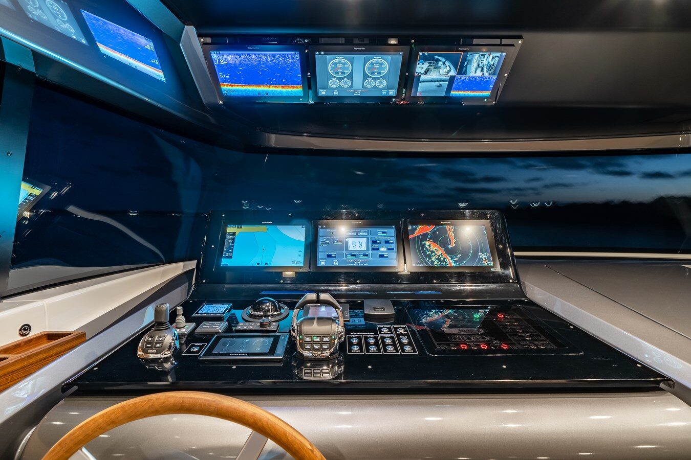 Sanlorenzo 78 Violetta – Helm Station with Advanced Navigation Controls