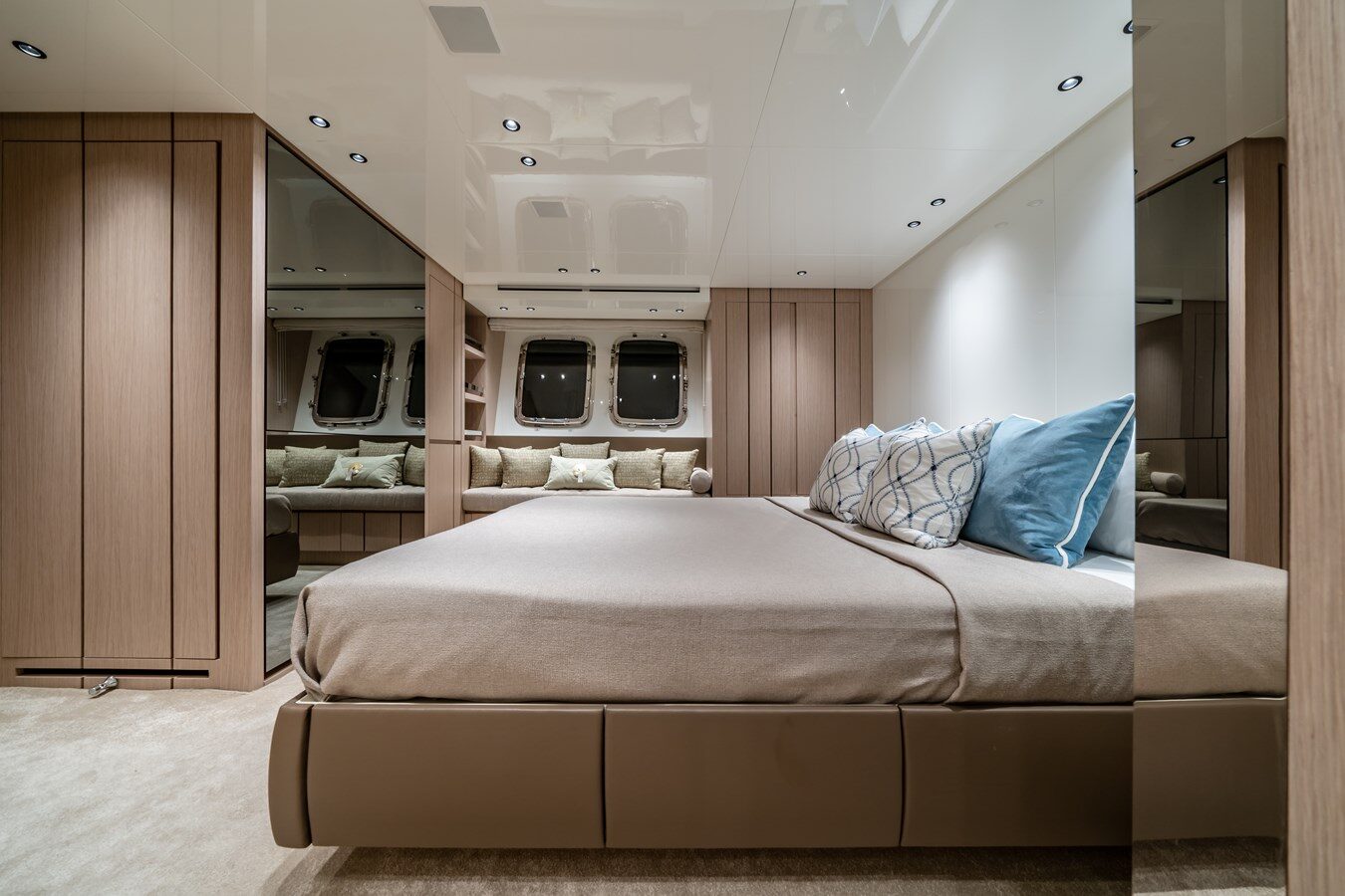 Sanlorenzo 78 Violetta – VIP Cabin with Queen-Size Bed and Natural Light