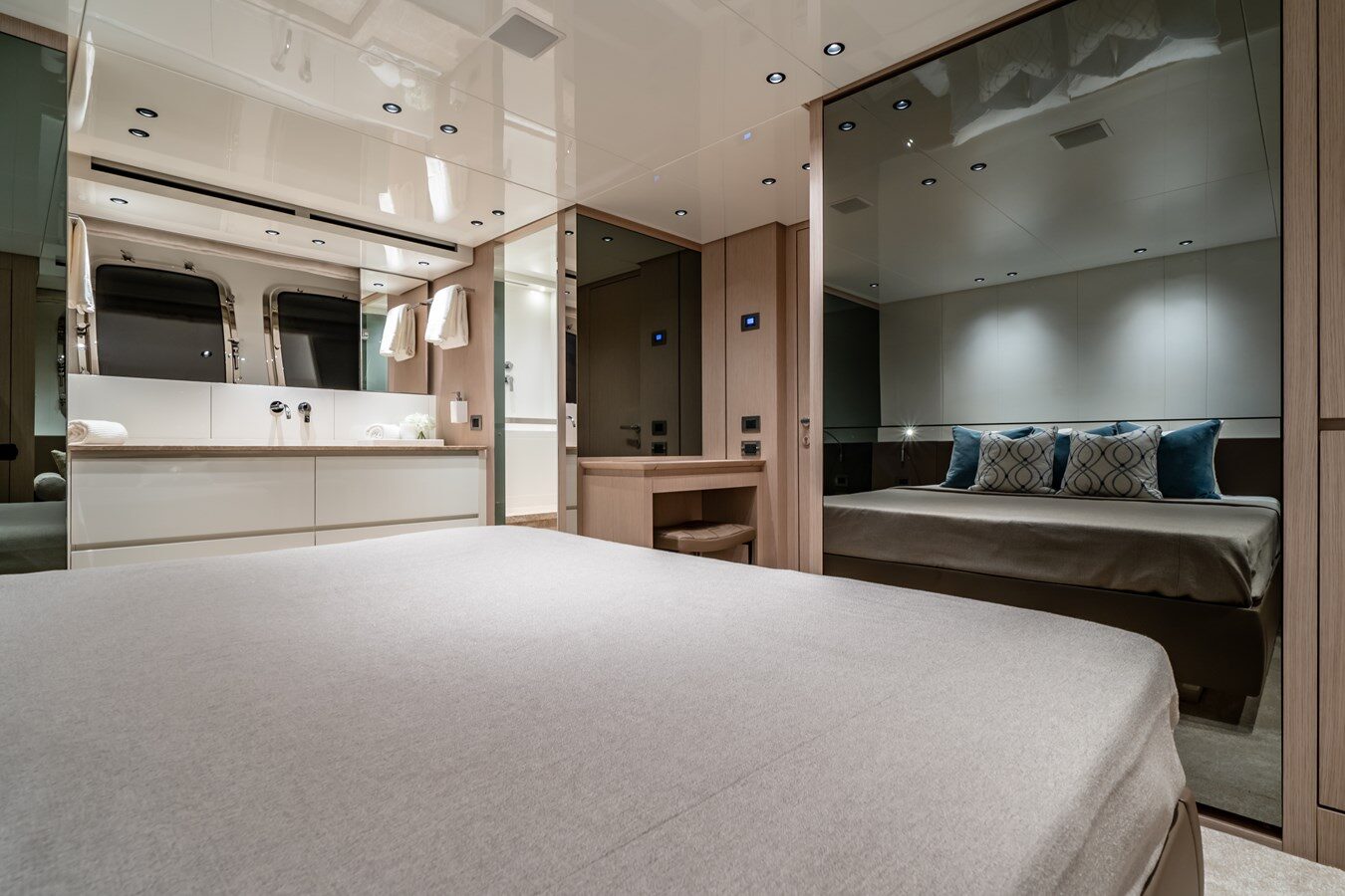 Sanlorenzo 78 Violetta – Sophisticated VIP Suite with Built-In Storage