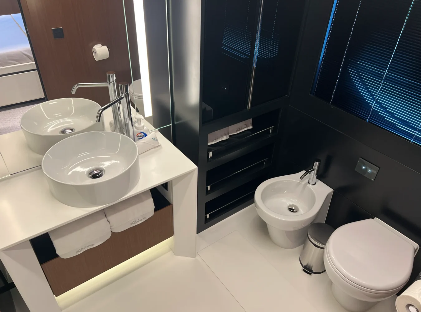 Riva 102 Corsaro Super exterior side profile