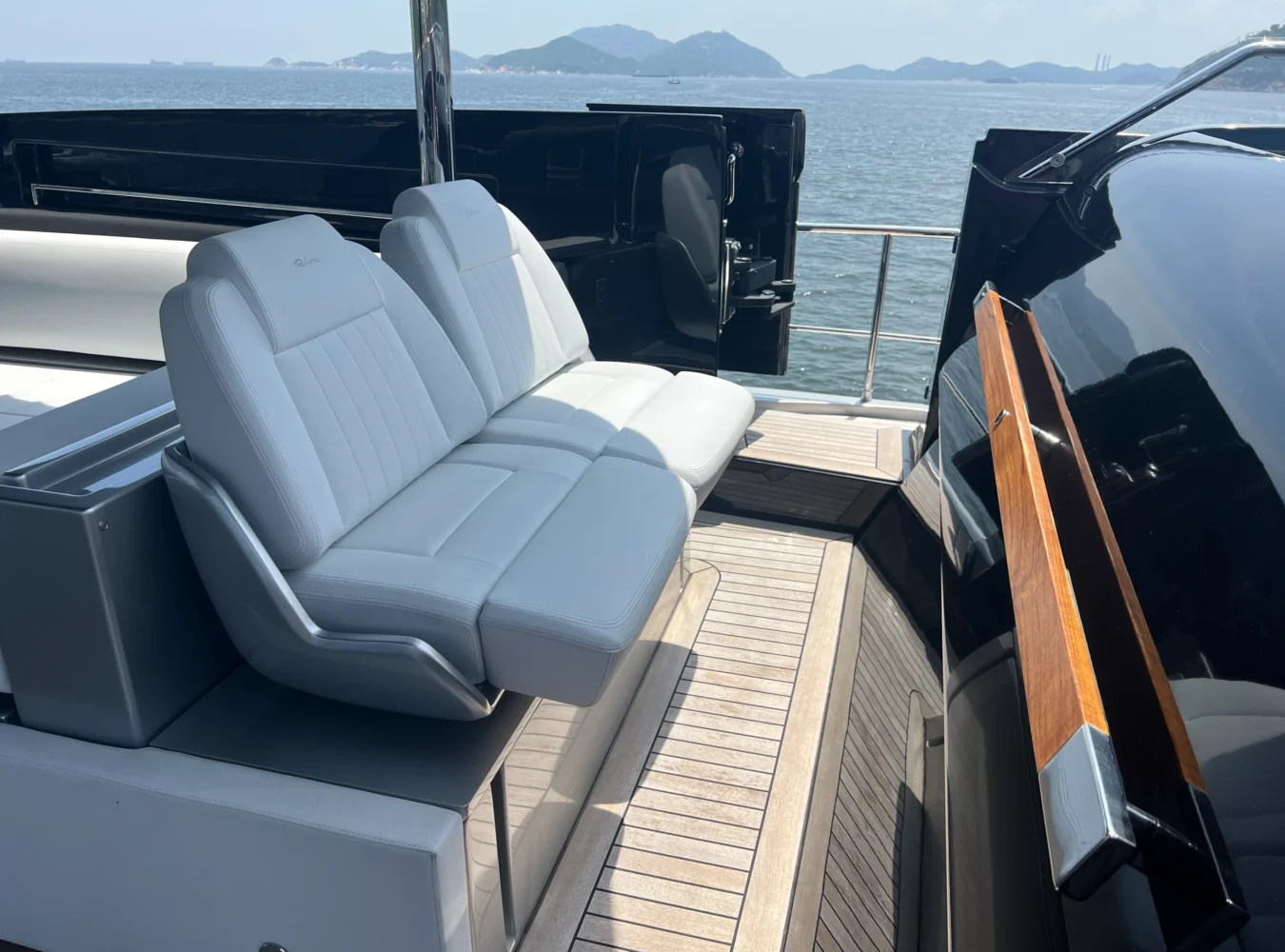 Flybridge long chairs with ocean view