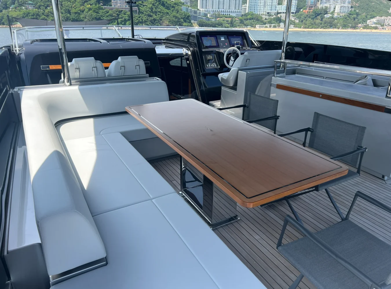 Mondomarine 165 Provocateur upper saloon