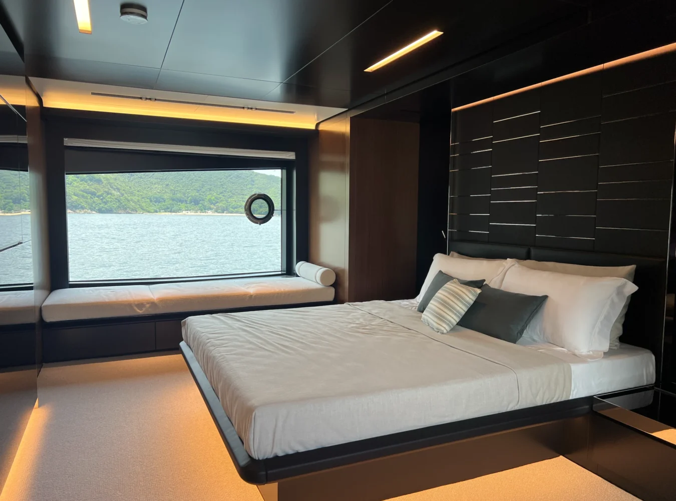 Guest double cabin with modern wooden finish