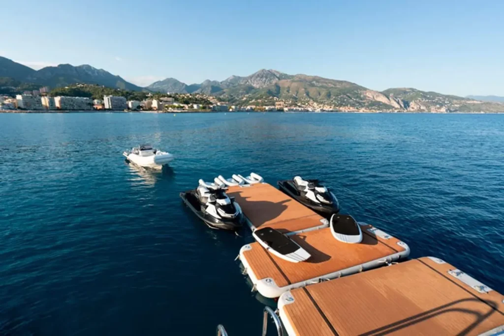 Peri Yachts 123 Saffuriya zum Chartern von Wasserspielzeug, einschließlich Jetskis, Paddleboards und anderer Freizeitausrüstung.