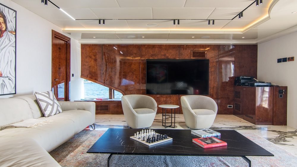 Geräumiger Salon an Bord der Miss Tor Yachts 167 Hallo mit eleganten Sitzgelegenheiten und raffiniertem Innendesign.